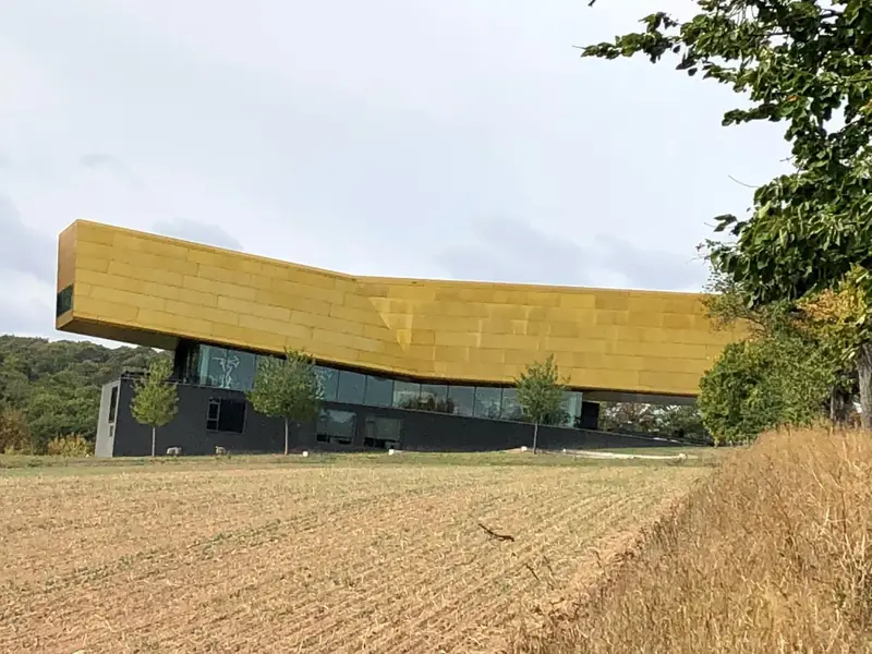 Arche Nebra Besucherzentrum mit goldener Fassade