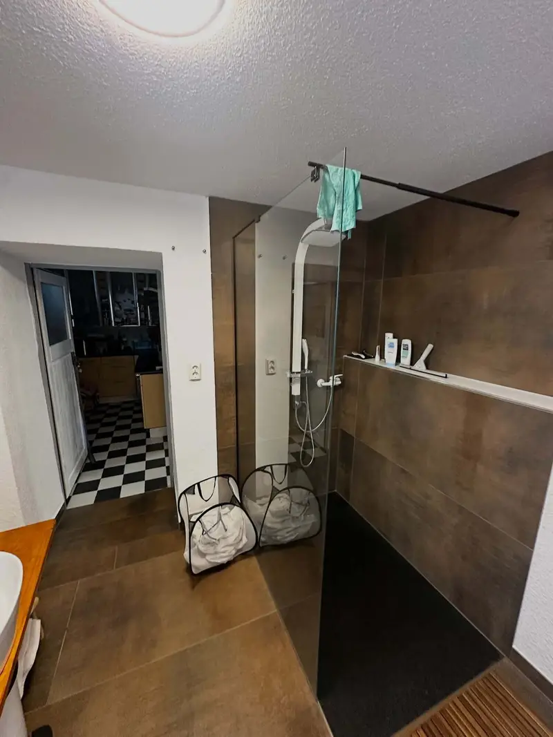 Himmelsscheibe shower area with glass partition