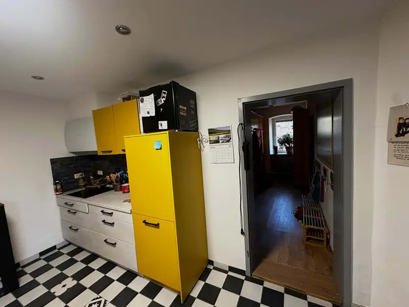 Himmelsscheibe kitchen with yellow fridge and range hood