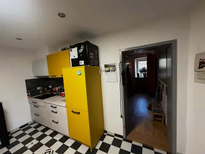 Himmelsscheibe kitchen with yellow fridge and range hood
