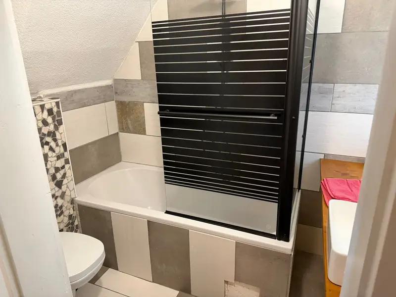 Himmelswege bathroom with bathtub and shower screen