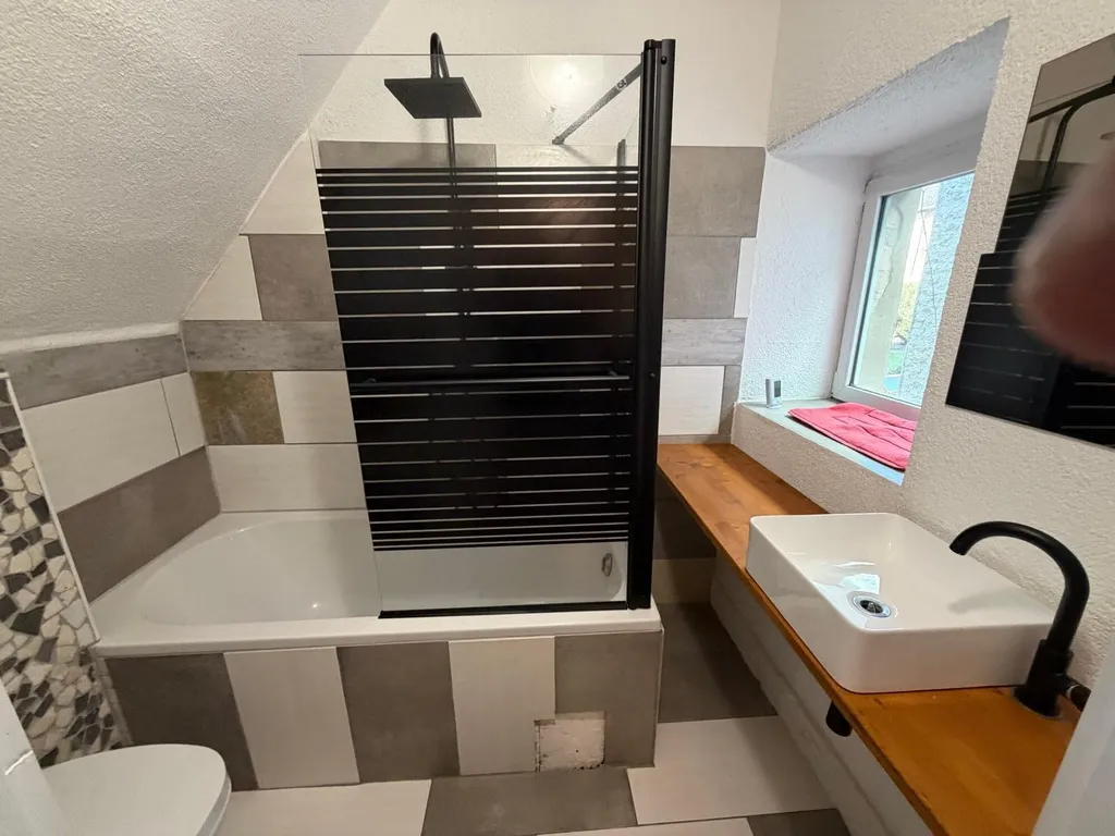 Himmelswege bathroom with bathtub and washbasin