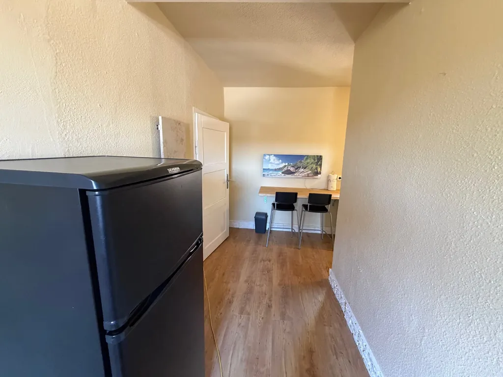 Himmelswege kitchen with fridge and seating area