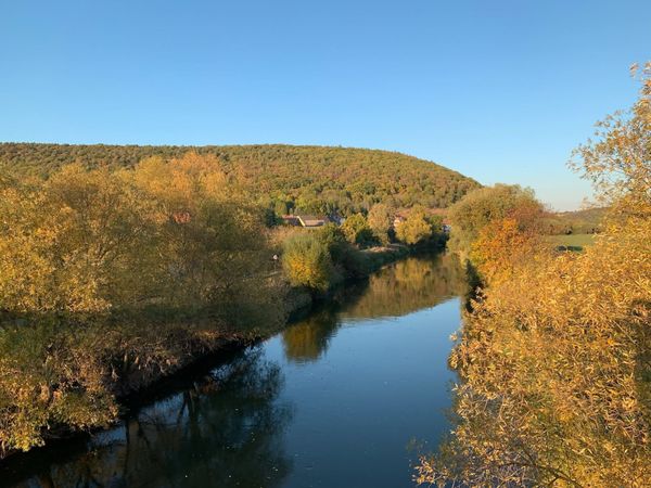Unstrut-Fluss im Herbst mit bewaldeten Hügeln