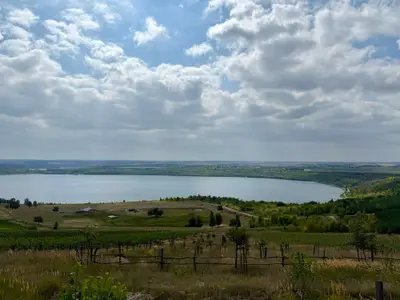 Aussichtspunkt über Weinberge und See
