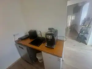 Unstruttal kitchenette with espresso machine