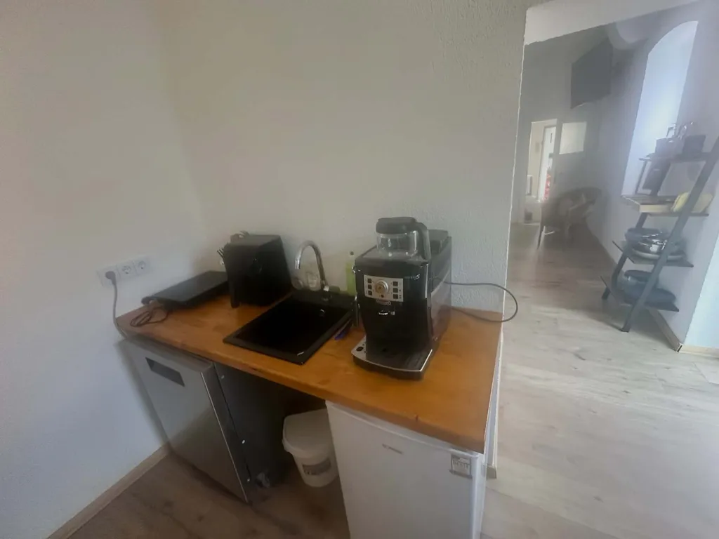 Unstruttal kitchenette with espresso machine