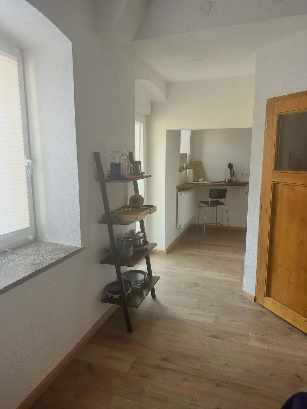 Unstruttal shelf with dishes and kitchen items