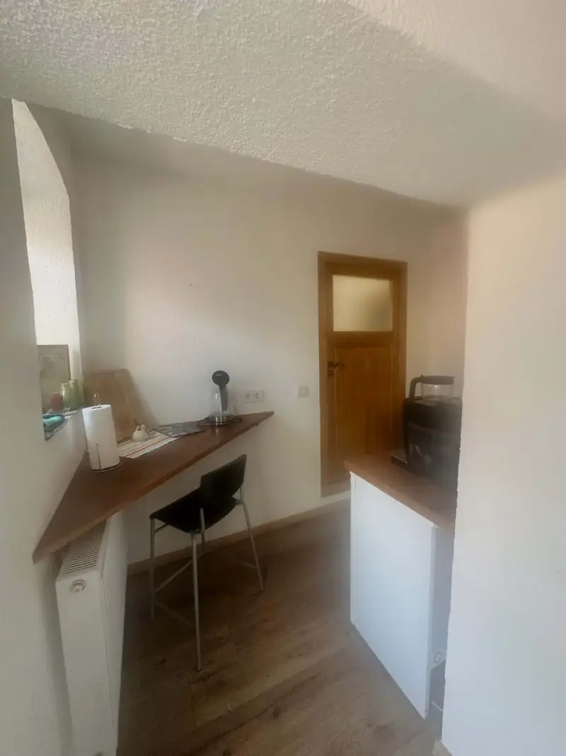 Unstruttal breakfast bar with bar stool