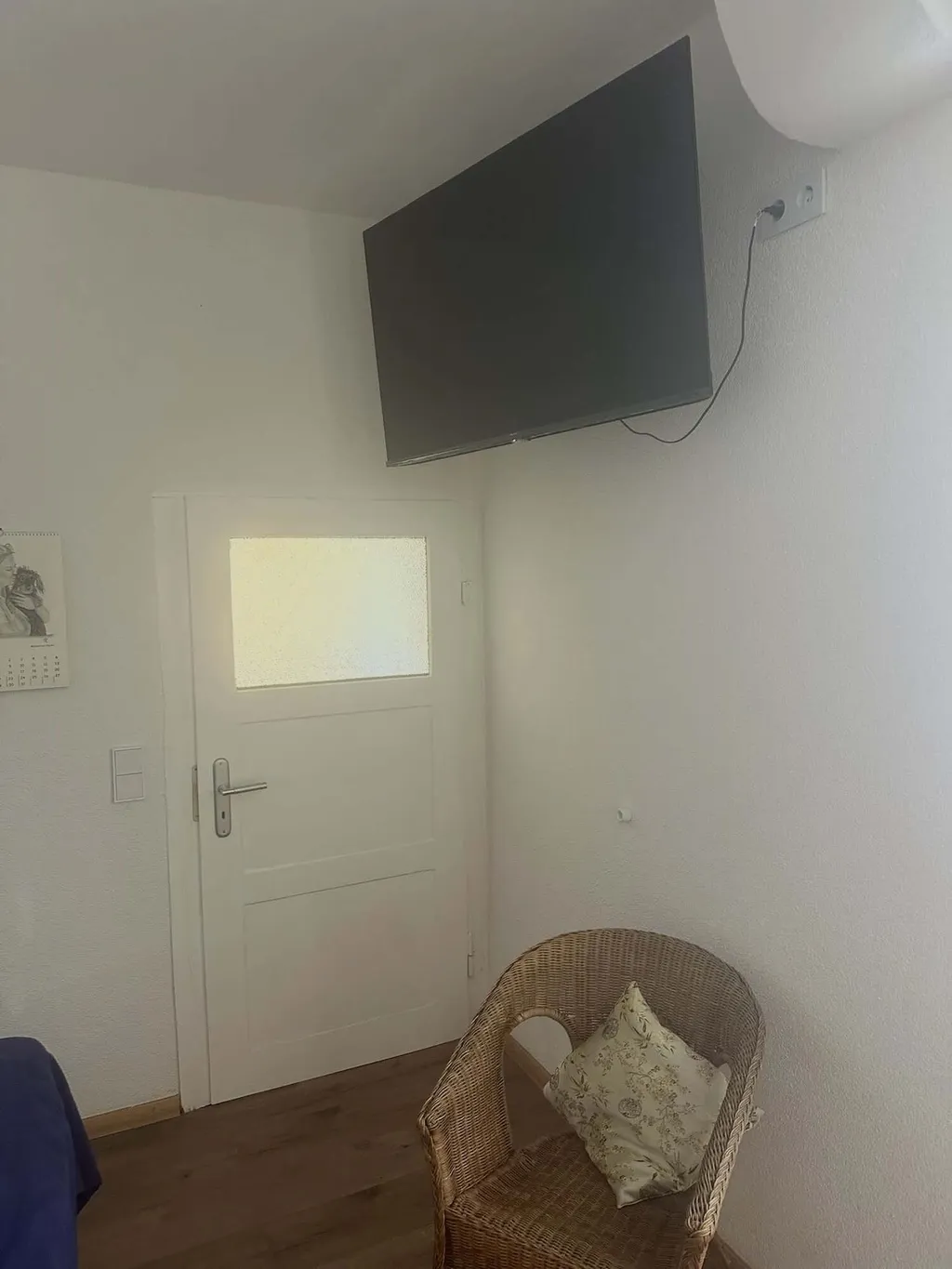 Unstruttal TV and rattan armchair in the bedroom